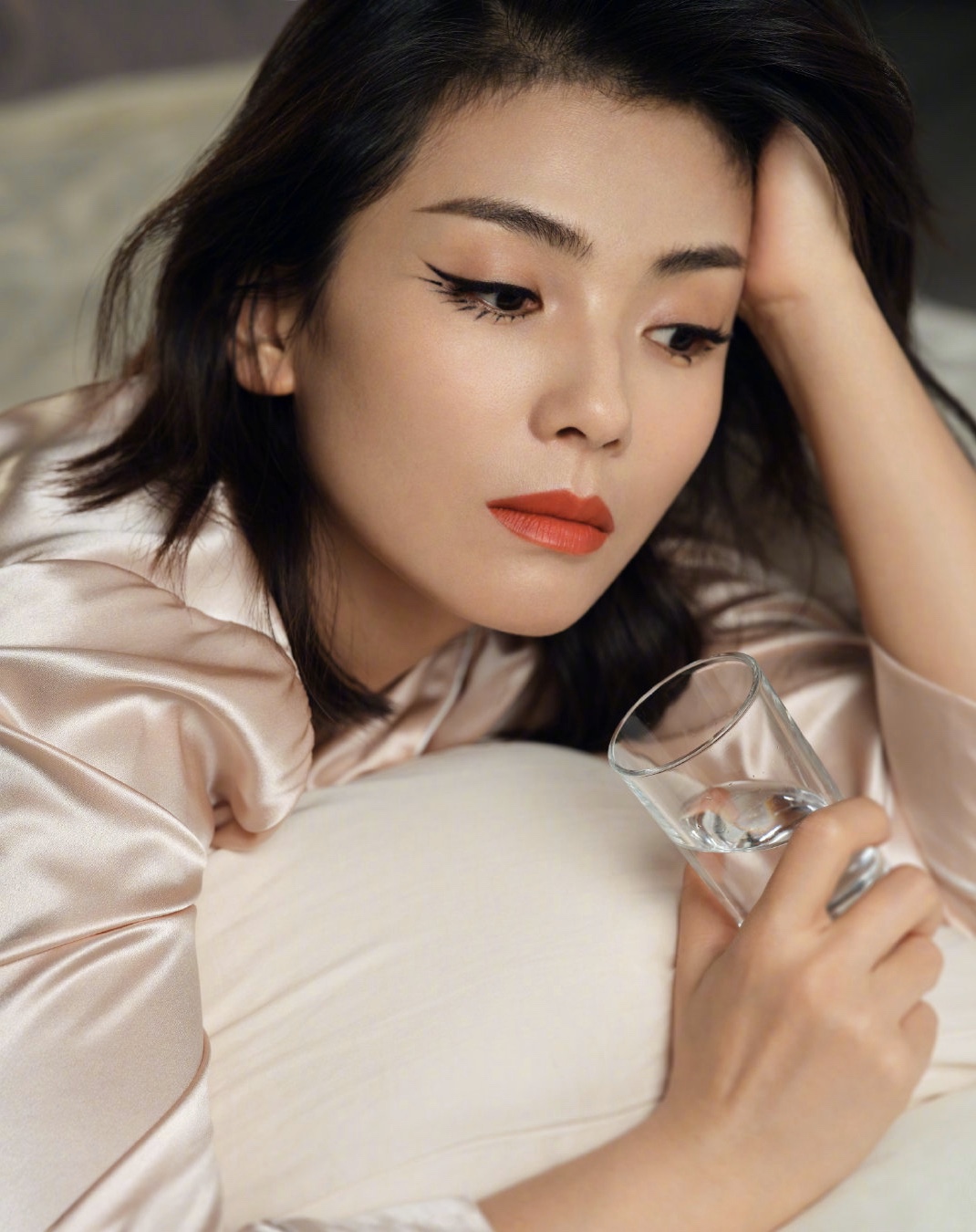 「刘涛」刘涛晒最新照片，穿嫩粉色睡袍有慵懒美，“蜘蛛眼线”带领新潮流