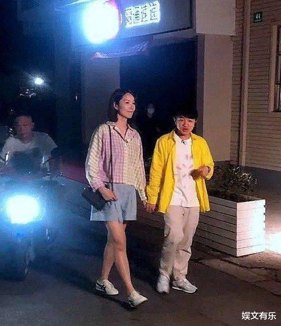 「李亚男」王祖蓝李亚男宣布怀二胎后首现身，没了滤镜和美颜：胯宽、腿短、老了太多