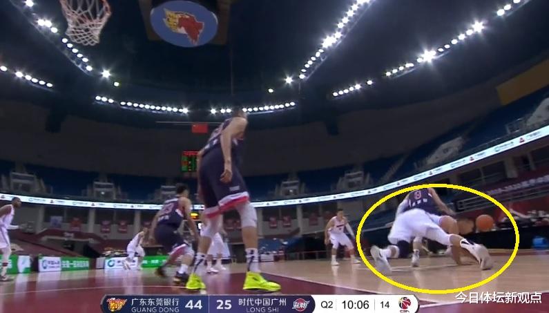 易建联|领先19分,易建联一举动令人尊敬,32岁了啊,刚复出就这么玩命
