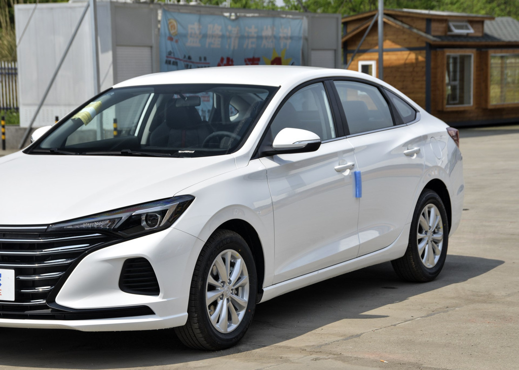 「长安逸动」6万多的长安逸动，颜值担当，车内配双联大屏，有它还开摩托车？