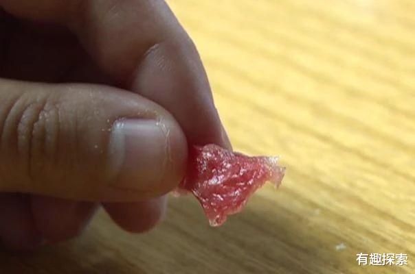 |西瓜里面长出“塑料”，它是什么物质，能不能吃，专家解释来了