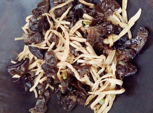 『』夏天必备小凉菜，爽口又营养，女人常吃皮肤细腻，还能淡皱纹