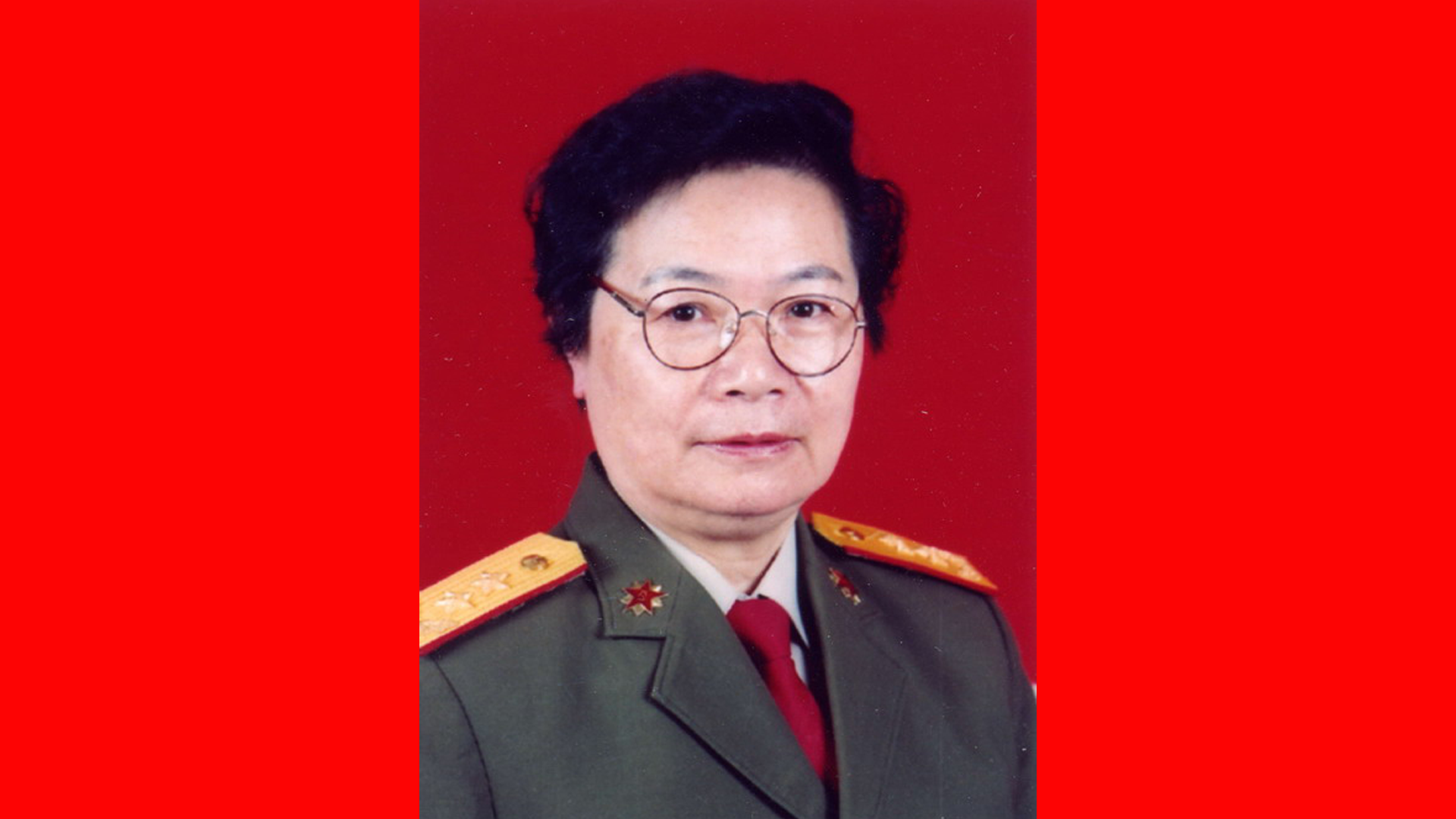 |她是中国第一个女中将，丈夫上将，父亲元帅，是全球最高军衔家庭