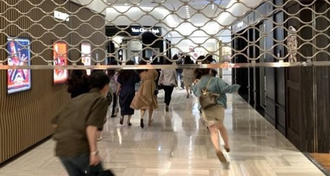 韩国：报复性消费？韩国市民连滚带爬进商场 百米冲刺抢购奢侈品