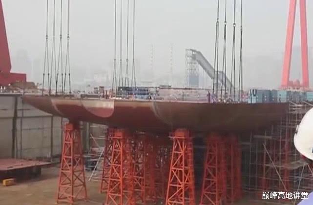 舰艇■江南造船立新功！航母脉动生产装置下水，分段重量可达三万多吨