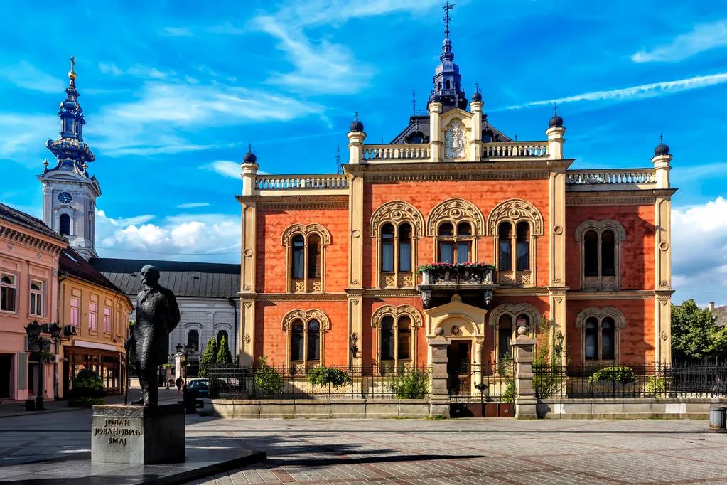 #欧洲#这位含泪求助的总统身后，是首个对中国免签的欧洲国家，美极了！