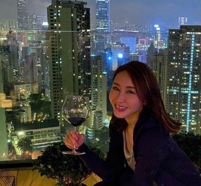 抽油烟机|晒晒黎姿在香港的豪宅：卧室桌子全是化妆品，难怪48岁还貌美如花