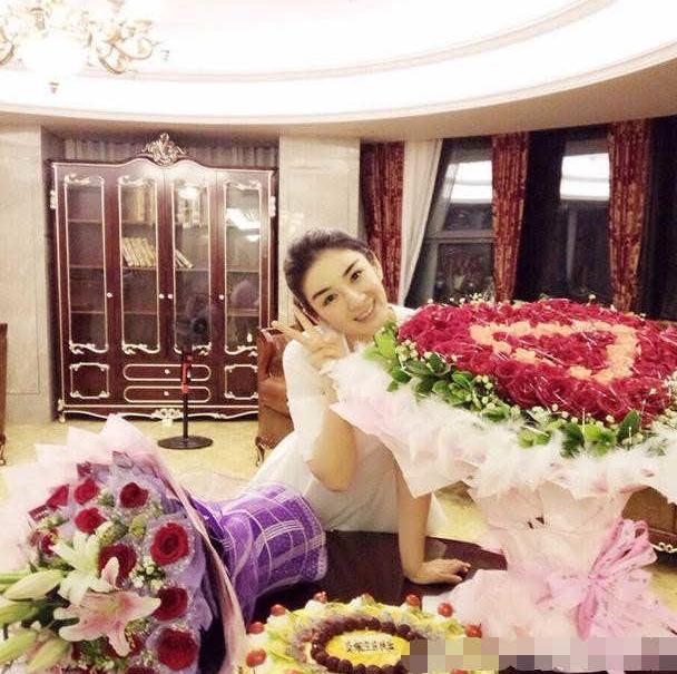 【】晒晒黄奕如今住的豪宅，家里明明是欧式装修，却又放着福禄寿神像