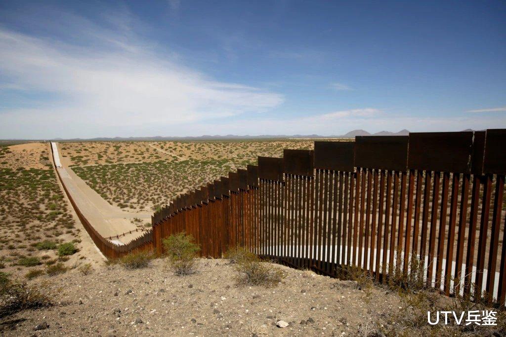 「建德」特朗普在边境建墙，墨西哥用汽车封路，禁止美国人踏进边境半步