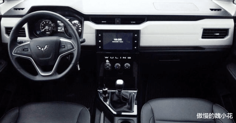 五菱宏光|实拍“五菱宏光Plus”黑骑士版，内饰终于学聪明了，符合国六标准！