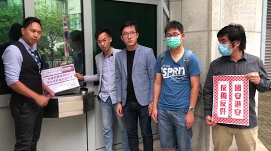 手机游戏▲香港市民到英国驻港总领事馆抗议英国干涉中国内政,撕毁BNO护照