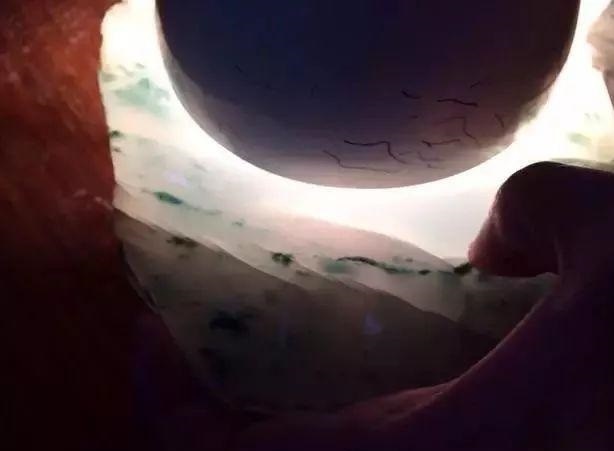 【银币】货主夜市入手的翡翠,切开后裂成狗,最后成品却涨了好几倍!