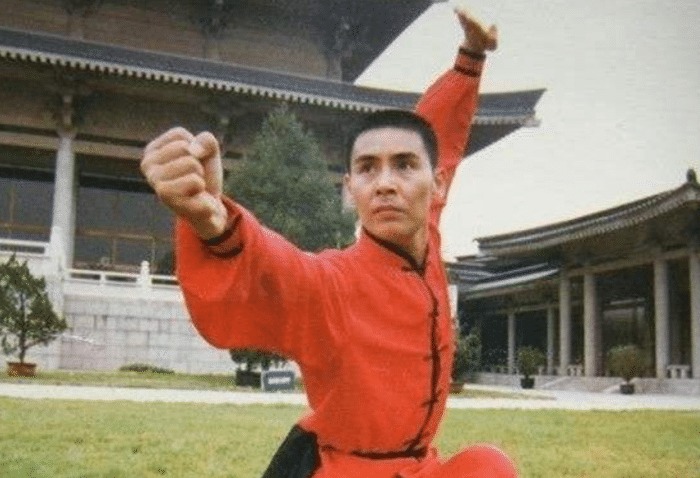 李连杰@洪金宝请不动他，李连杰打不过他，甄子丹是他徒弟，这个人是谁？