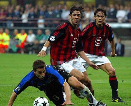 中超■17年前首次欧冠米兰德比AC米兰闷平国米，当时球星你能认出几个？