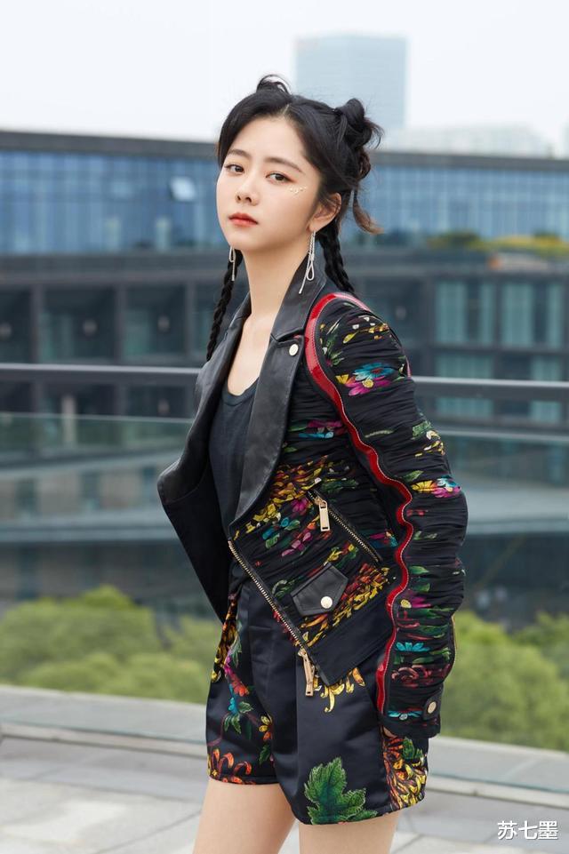 「洗面奶」圆脸女孩有多漂亮？谭松韵扎“哪吒”发型，脸型可爱，穿搭好时髦