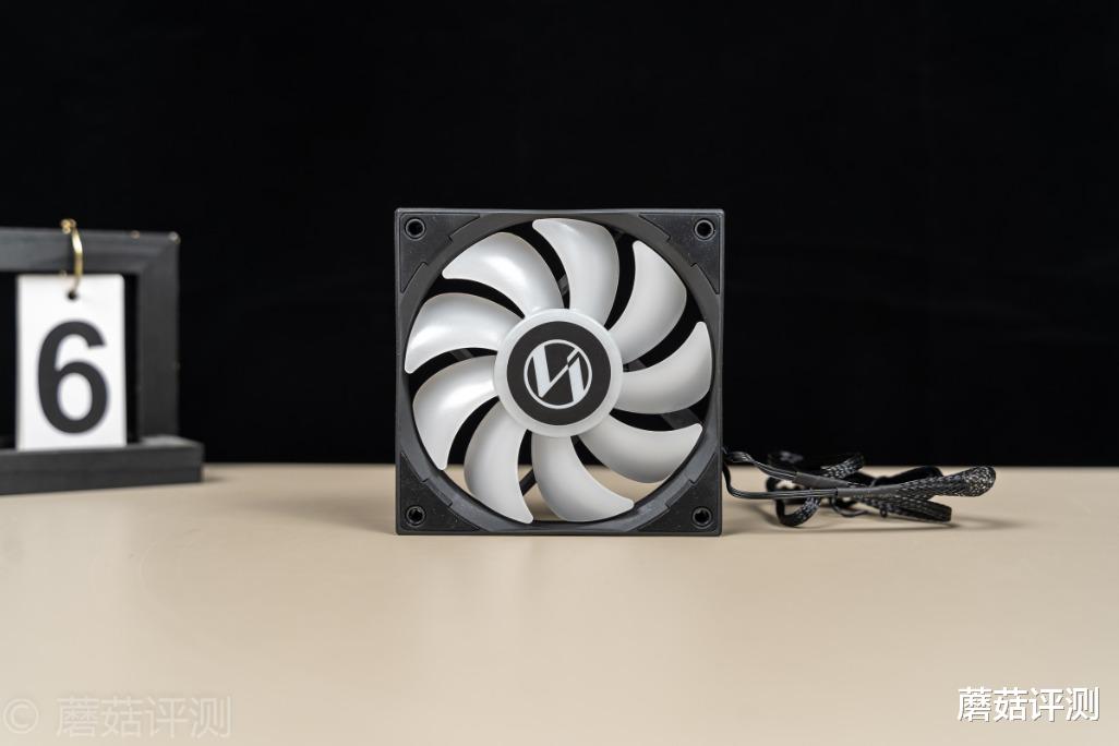 CPU|高颜值，高性能，金属风、LIANLI 极圈240一体式水冷 评测
