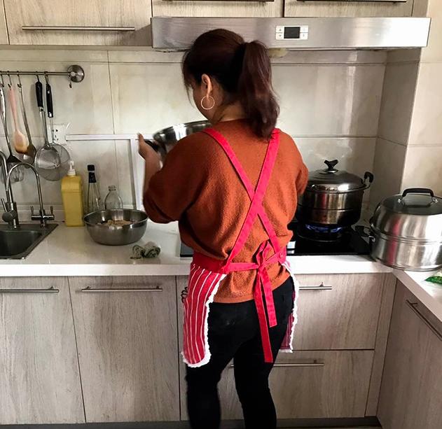 |晒晒岳云鹏生活中家，客厅还用实木沙发，装修跟农村房没区别