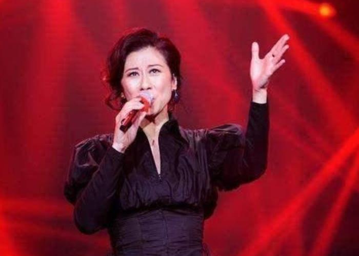 「林子祥」为娶她丈夫花3500万与前妻离婚，如今丈夫已老，她却依然年轻