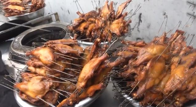 |大娘街边卖“暴利”小吃，8元一个，日卖上千个，邻摊：谁吃谁傻