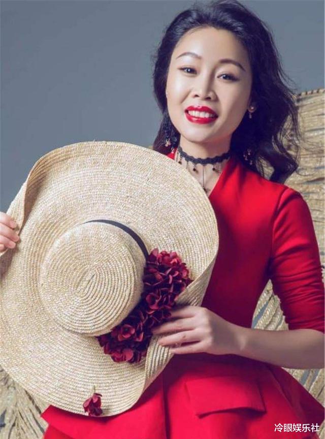 草帽姐|草帽姐徐桂花：《星光大道》爆红到摆地摊卖葡萄，她经历了什么？