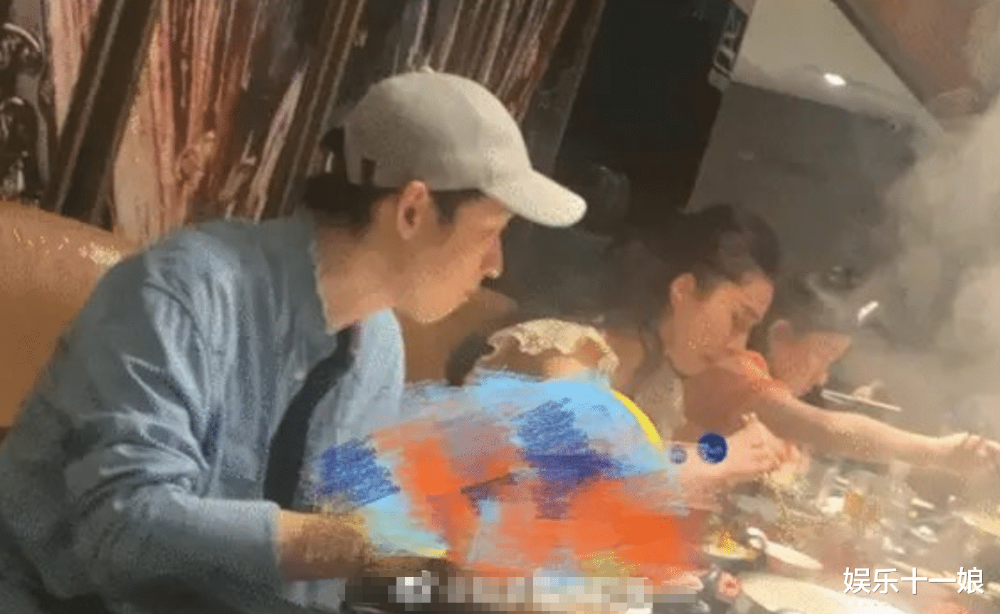 范冰冰|刚否认和李晨复合,范冰冰就盯上46岁影帝?亲密牵手合照流出!