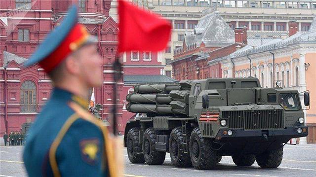 『仪仗队』俄罗斯红场阅兵，中国仪仗队表现亮眼，印度：我们开了场杂技表演