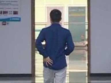 医生|半夜竟然把花露水瓶塞进身体，要不是及时手术，后果不堪设想