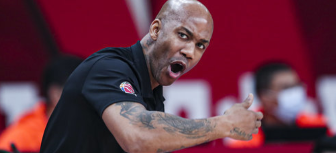 侯逸凡|啥情况？北控新援不满队友传球给他，现场爆粗口：CNM，把球给我干嘛！