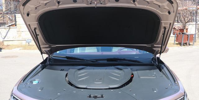 『红旗h9』红旗H9现身街头，霸气外形遭多人围观，路人纷纷竖起大拇指！