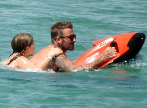 权珉娥|贝克汉姆全家希腊度假,大海中拥吻女儿,9岁小七花式粘老爸