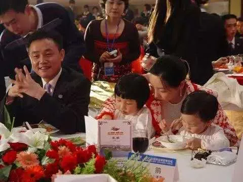 豪门|嫁给首富12年，被老公“抛弃”，负债8亿：醒醒吧，什么豪门！