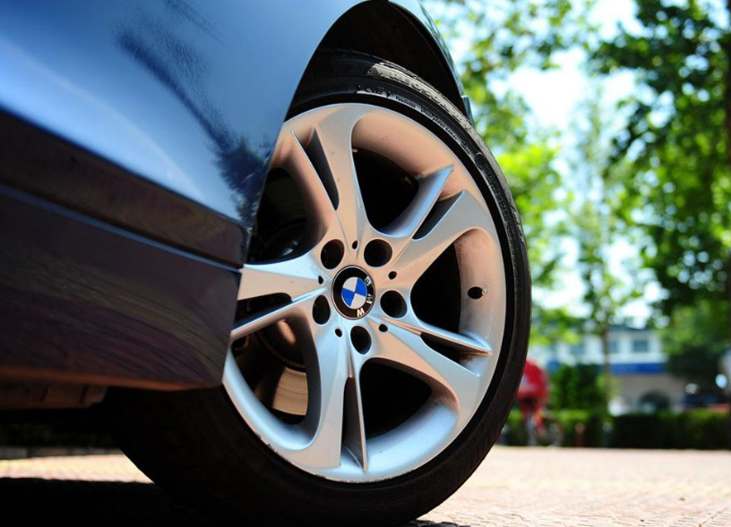 爆胎|还把胎压调到2.5？修车工都替你捏把汗：心真大，趁没爆胎赶紧改！