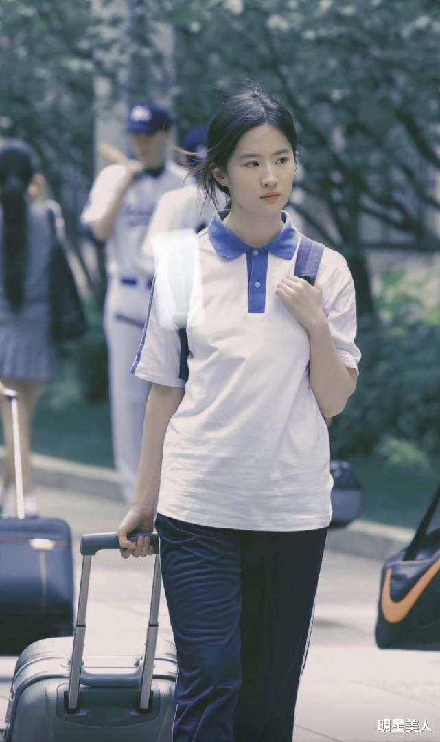 刘亦菲|刘亦菲自爆上学时期没人追，看清她的校服照后，给我也不追！