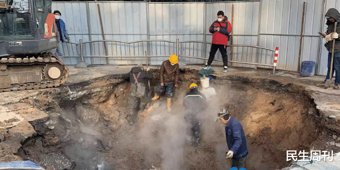 民生周刊 一死一伤！郑州暖气管道爆裂，致使路面塌陷，95后女护士坠入不幸身亡