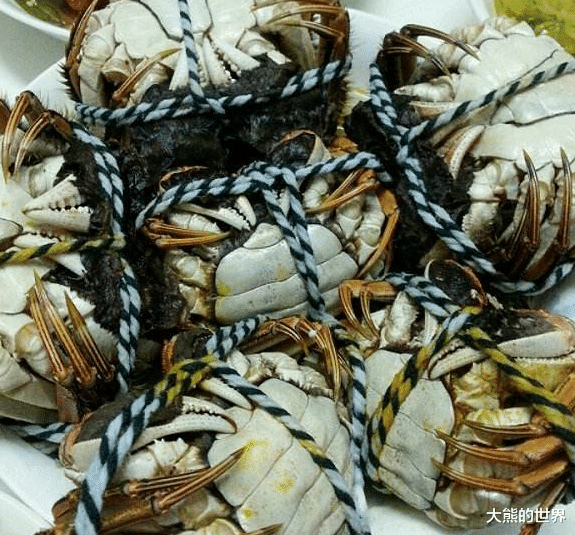 「螃蟹」蒸螃蟹时，直接上锅蒸就错了，多加“1步”，螃蟹不流黄，不掉腿