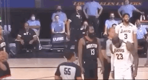 库兹马|湖人23分大胜，库兹马正负值-3，詹姆斯头被球砸，他却憋不住偷笑！