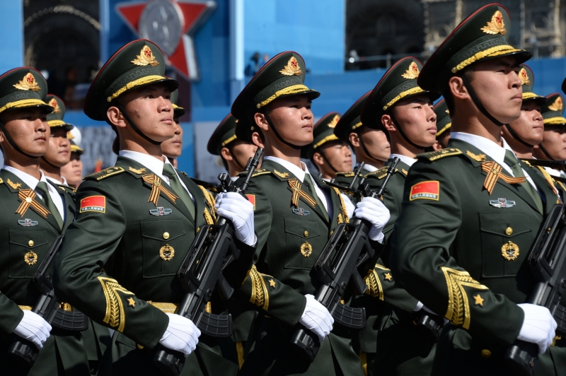 俄罗斯▲最帅天团！解放军再次高唱喀秋莎走过红场，俄民众纷纷围观拍照