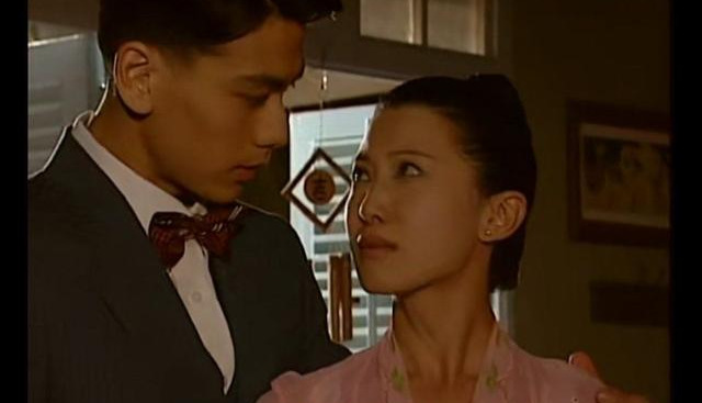 「欧萱」欧萱晒《小娘惹》旧照，两位女主饰演者像一人，气质上新版就输了