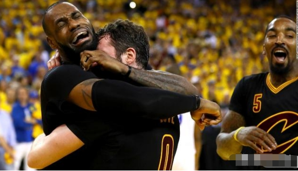 「骑士队」骑士拿夺冠首冠时,詹姆斯跪地不起:属于你的总冠军!你怎么看?