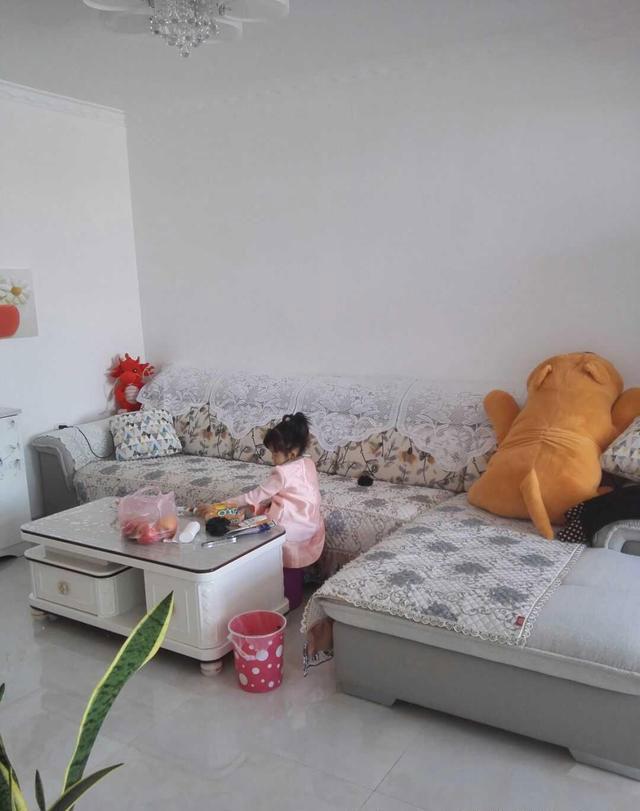 去亲戚家的新房做客，头一次见卧室床头上打吊柜，看了瘆得慌！