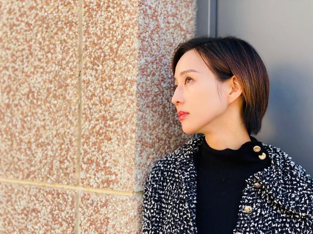 阔腿裤|张钧甯剪短发如整容，小香风外套配阔腿裤随性干练，38岁状态在线