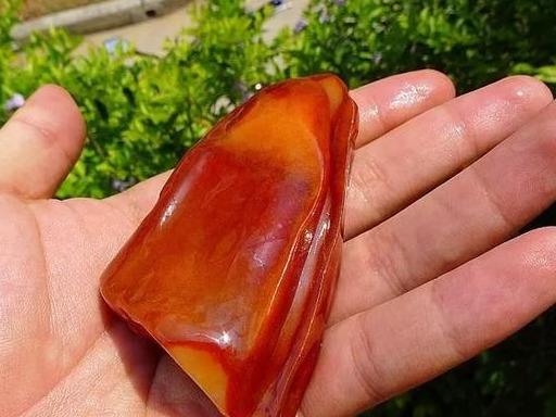 『小叶紫檀』入手一块角落不起眼的翡翠原石，切开后卖家都不淡定了！