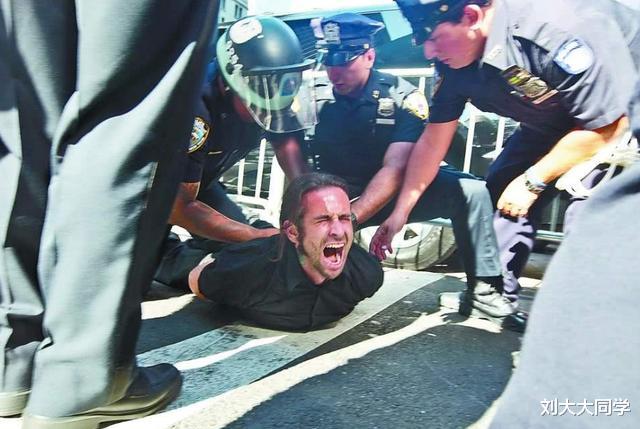 『美国警察』美国警察向担架上伤者开枪惹众怒!美军中士设伏,当街杀死警长