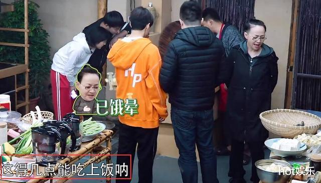 「黄磊」向往的生活：黄磊做饭速度跟不上，节目组又悄悄为嘉宾点外卖