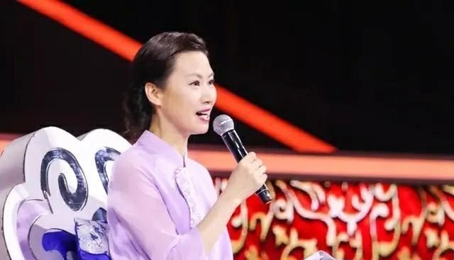 「董卿」27岁博士毕业，33岁成为文学教授，她的气质不逊色于董卿