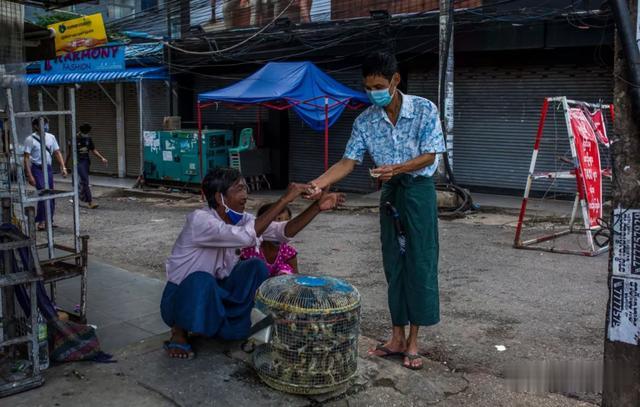 疫情下的緬甸，政府也“雙標”，仰光街頭出現“無接觸式”買賣-圖6