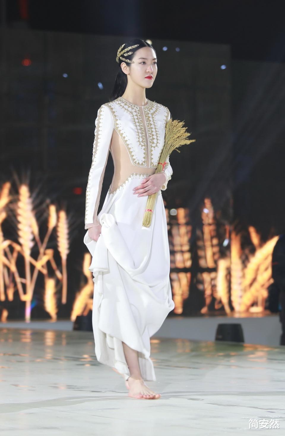 简安然 2021年武汉首场大秀，非遗与时尚的融合，演绎最炫民族风
