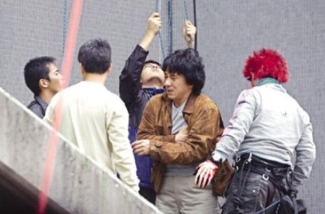 成龙：李连杰成龙拍戏发生冲突，大打出手，吓到大伙，导演硬着头皮拉架