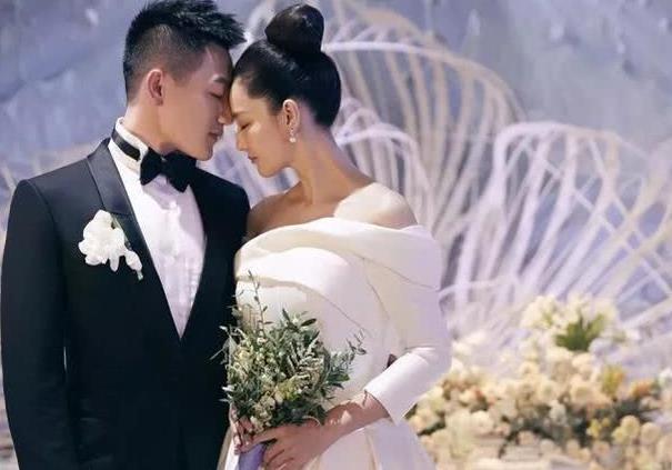 张馨予|“军嫂”张馨予罕秀恩爱！首公开家人，老公何捷与军人爷爷气质出众