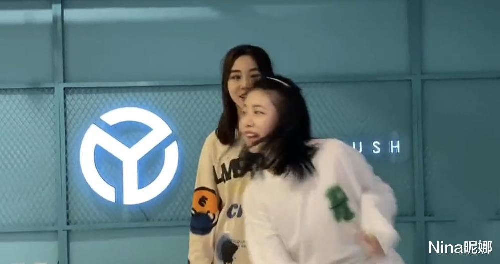 小苹果|章子怡晒小苹果夺冠视频，15岁穿露脐装热舞，170身材碾压后妈章子怡